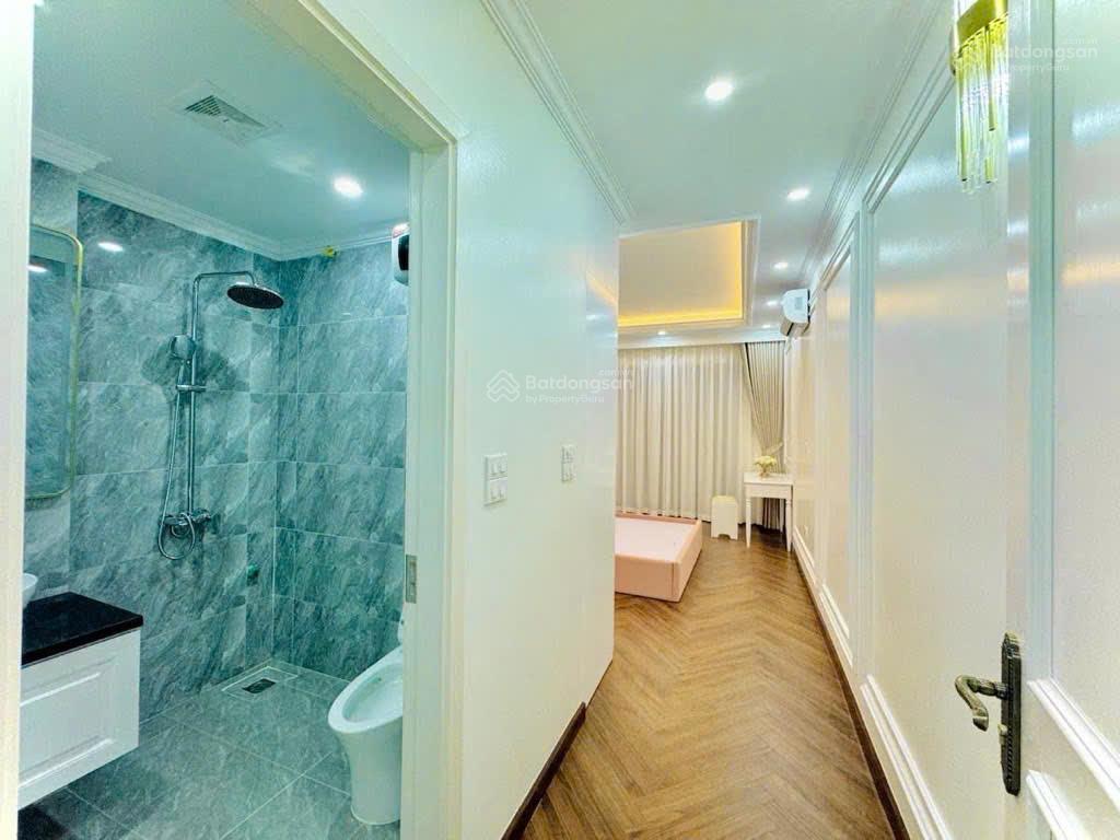 Nhà 5 tầng thang máy. dt 57m2. đường thông ô tô, gần chợ trường học. ngay cầu chương dương. 14,8 tỷ
