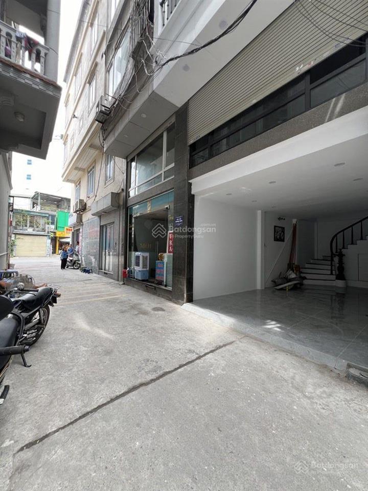 Nhà 5 tầng thang máy. dt 57m2. đường thông ô tô, gần chợ trường học. ngay cầu chương dương. 14,8 tỷ