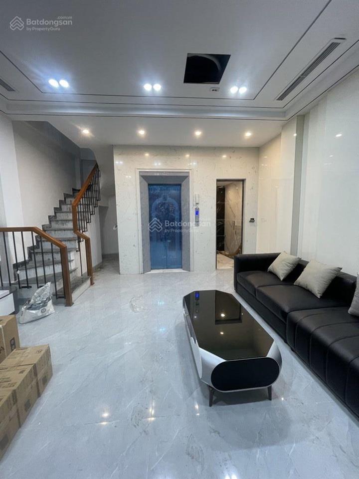 Nhà 5 tầng thang máy. dt 57m2. đường thông ô tô, gần chợ trường học. ngay cầu chương dương. 14,8 tỷ