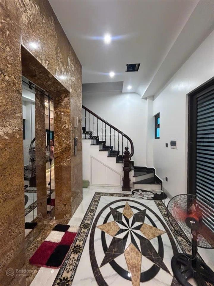 Dt 54m 7 tầng thang máy, ô tô vào, lô góc. gần trường học. phố nguyễn văn cừlong biên. 14.95 tỷ