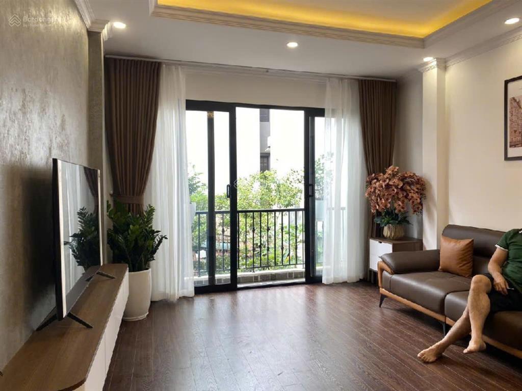 Nhà 5 tầng 60m2 ô tô tránh. ngay trường học bệnh viện, thang máy lô góc. gần cầu long biên. 14.4 tỷ