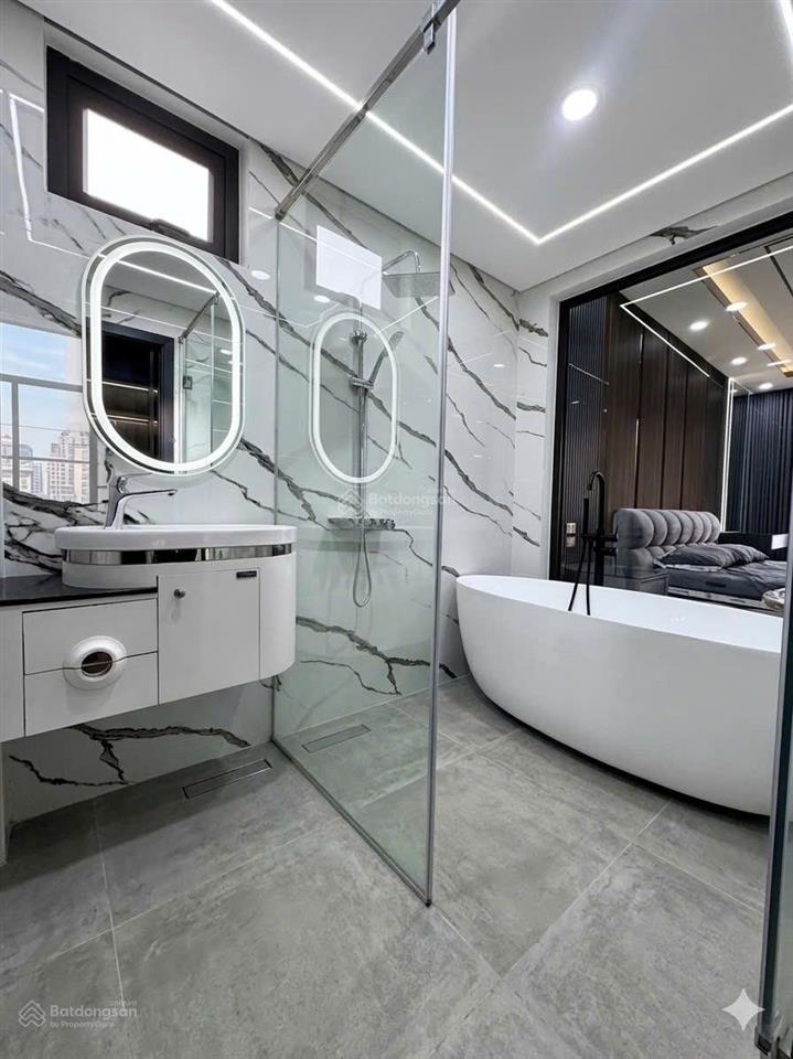 Nhà 5 tầng 60m2 ô tô tránh. ngay trường học bệnh viện, thang máy lô góc. gần cầu long biên. 14.4 tỷ