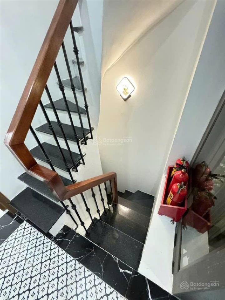 6 tầng 61m2 thang máy, lô góc, ô tô, gần trường học. phố hồng tiếnnguyễn văn cừlong biên. 15,3 tỷ