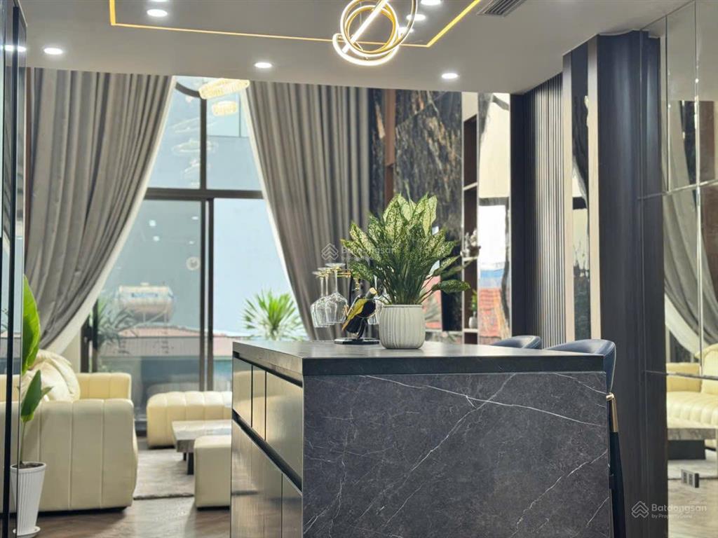 Nhà 6 tầng ô tô vào gần chợ gần công viên lô góc. gần cầu chương dương long biên. dt 52m2. 14,5 tỷ