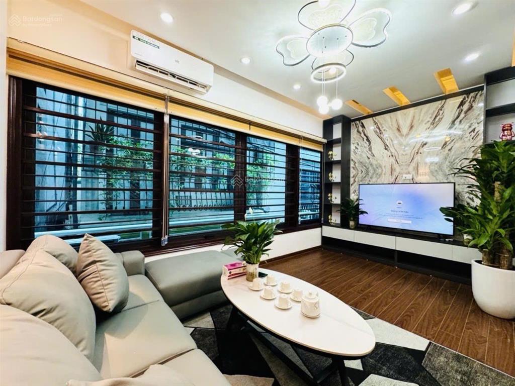 Nhà 6 tầng ô tô vào gần chợ gần công viên lô góc. gần cầu chương dương long biên. dt 52m2. 14,5 tỷ