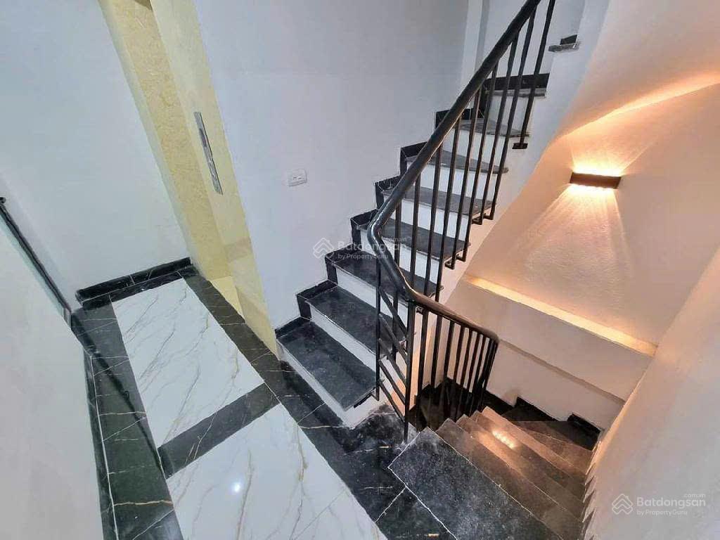 5 tầng lô góc thang máy, ô tô, gần công viên trường học. phố nguyễn văn cừlong biên. giá 14.6 tỷ