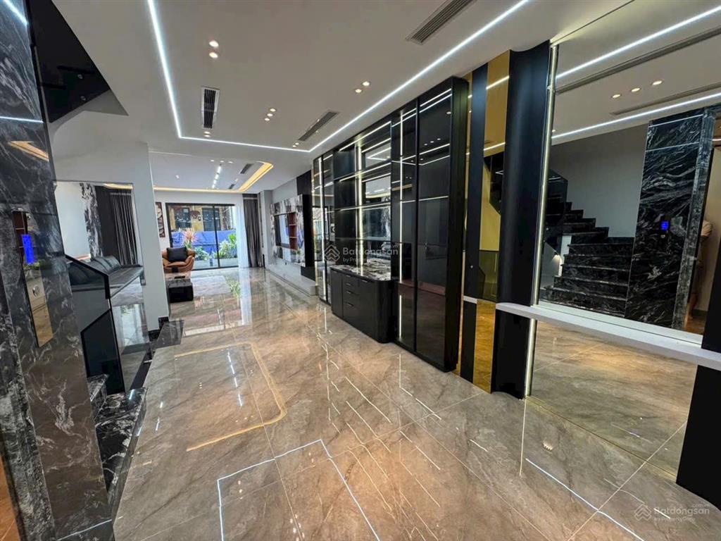 Nhà 6 tầng long biên gần aeon mall, dt 53m2, ô tô vào, lô góc thang máy, gần trường học. 14,5 tỷ
