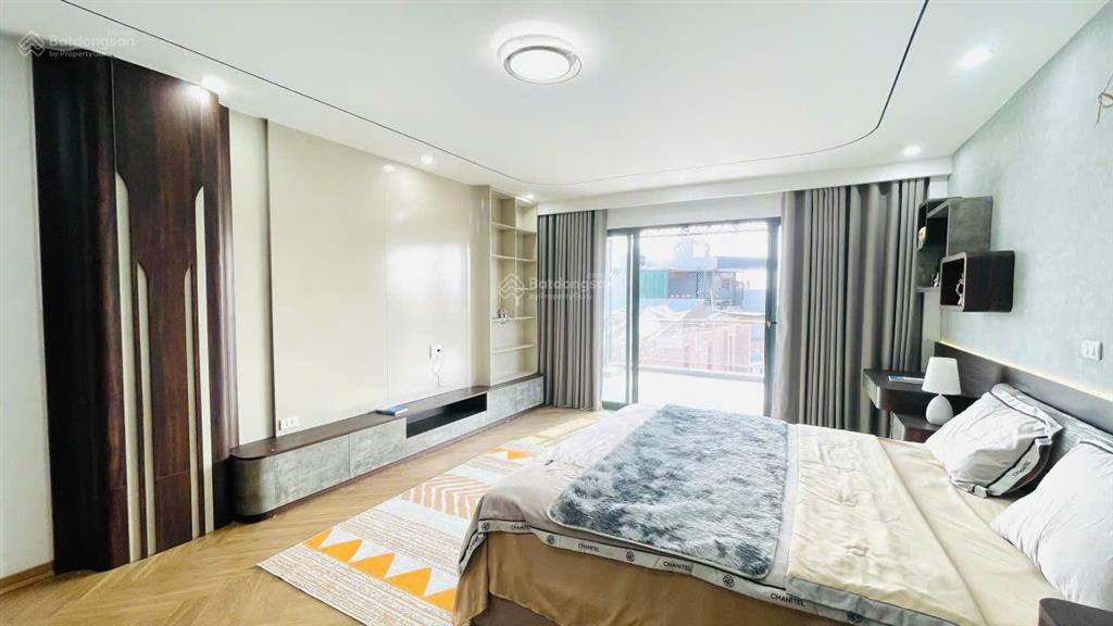 Nhà 4 tầng 100m2, ô tô vào, view hồ, thang máy. trục nguyễn văn cừ ngô gia tự long biên. 14.5 tỷ