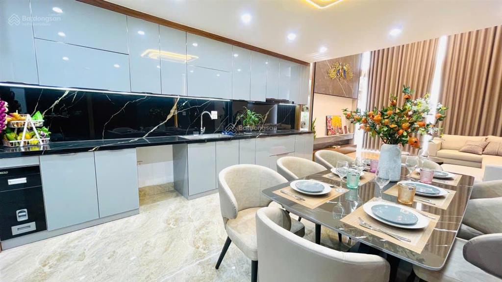 Nhà 4 tầng 100m2, ô tô vào, view hồ, thang máy. trục nguyễn văn cừ ngô gia tự long biên. 14.5 tỷ