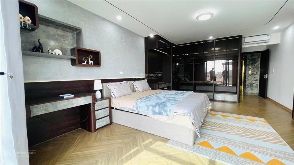 Nhà 4 tầng 100m2, ô tô vào, view hồ, thang máy. trục nguyễn văn cừ ngô gia tự long biên. 14.5 tỷ