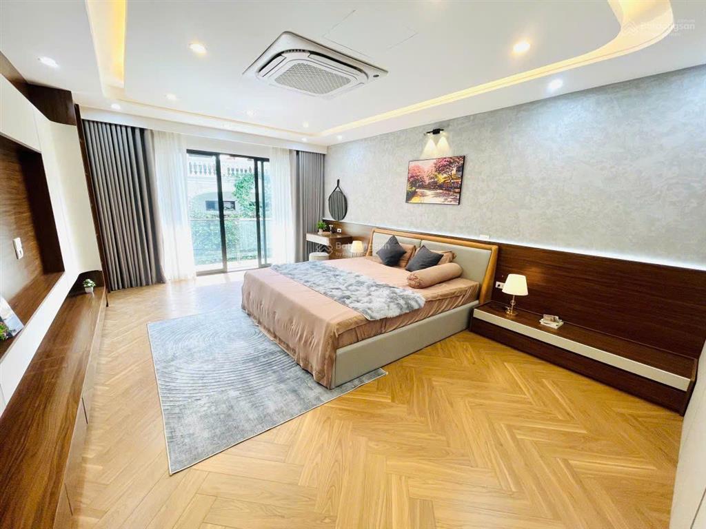 Nhà 4 tầng 100m2, ô tô vào, view hồ, thang máy. trục nguyễn văn cừ ngô gia tự long biên. 14.5 tỷ