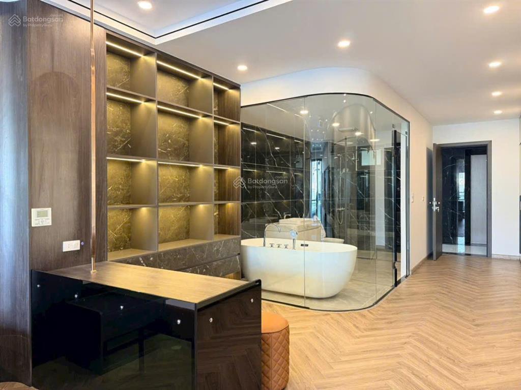 Nhà 5 tầng lô góc thang máy, ô tô thông, gần chợ trường học phố trạm cổ linh long biên. 13.8 tỷ