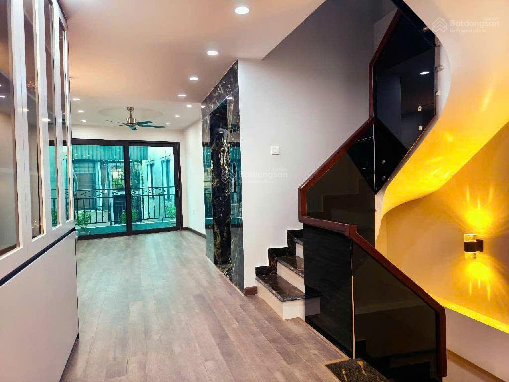 5 tầng thang máy, lô góc, 60m2, ô tô, gần chợ gần trường phố nguyễn văn cừlong biên. giá 14,8 tỷ