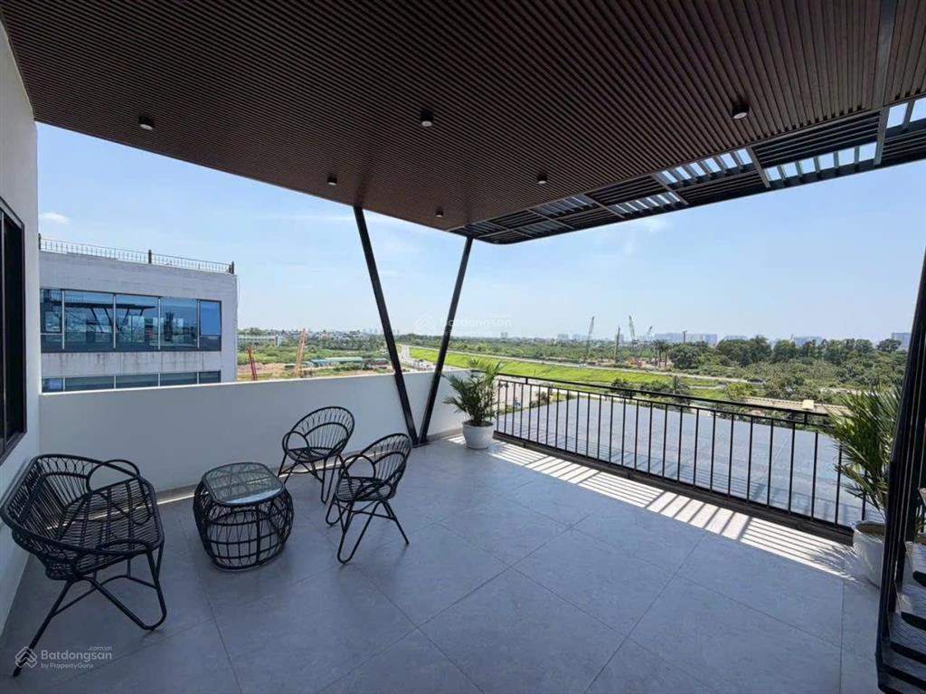 Nhà 5 tầng thang máy. lô góc, ô tô vào, gần aeon gần trường học. gần cầu vĩnh tuy long biên 13.6 tỷ