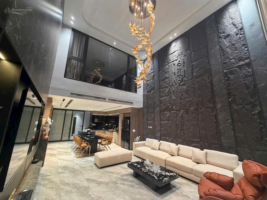 Nhà 5 tầng thang máy. lô góc, ô tô vào, gần aeon gần trường học. gần cầu vĩnh tuy long biên 13.6 tỷ