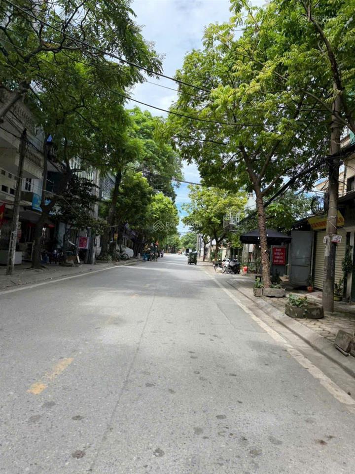 Nhà 5 tầng thang máy. lô góc, ô tô vào, gần aeon gần trường học. gần cầu vĩnh tuy long biên 13.6 tỷ