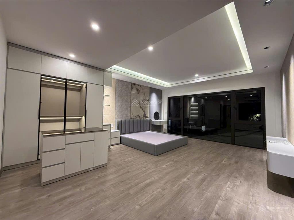Nhà 5 tầng thang máy. lô góc, ô tô vào, gần aeon gần trường học. gần cầu vĩnh tuy long biên 13.6 tỷ
