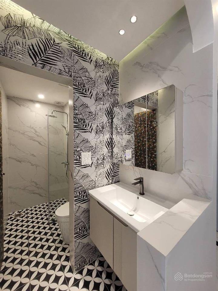 Nhà 6 tầng ô tôthang máygần cầu vĩnh tuyaeongần trường học, bệnh viện. dt 48m2/giá 13,5 tỷ