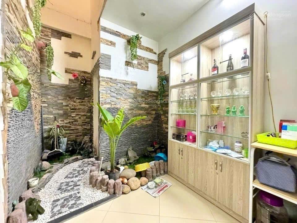 Nhà 6 tầng ô tôthang máygần cầu vĩnh tuyaeongần trường học, bệnh viện. dt 48m2/giá 13,5 tỷ