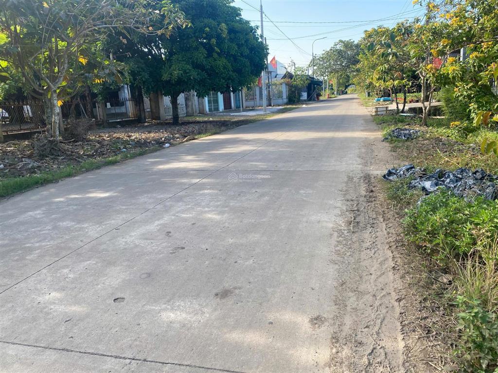 Bán lô đất ở mặt tiền đường làng thương 266m2 dân cư ở đông đúc,cach ql 20 khoảng 1,2km,1,4 tỷ