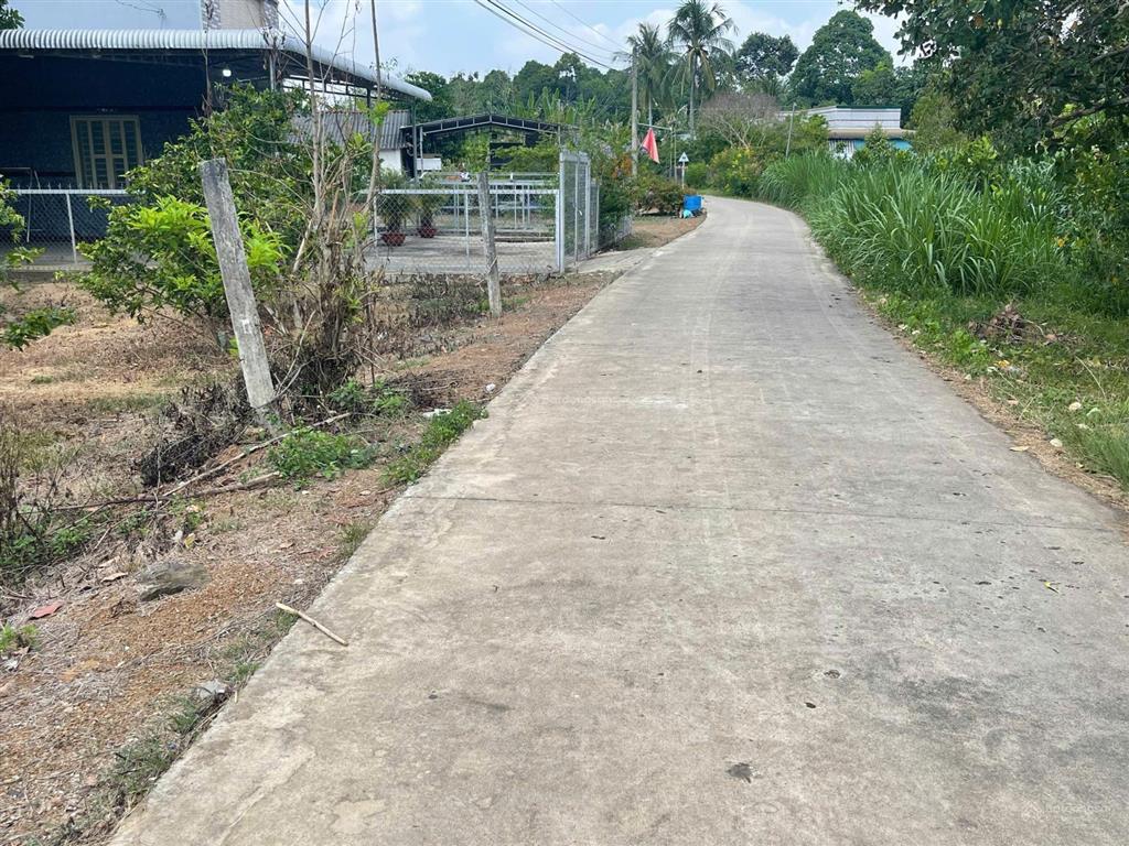 Cần bán lô đất 1100m2 đất có sẵn 100m2 thổ cư,mặt tiền đường bê tong,dân cư ở đông đúc