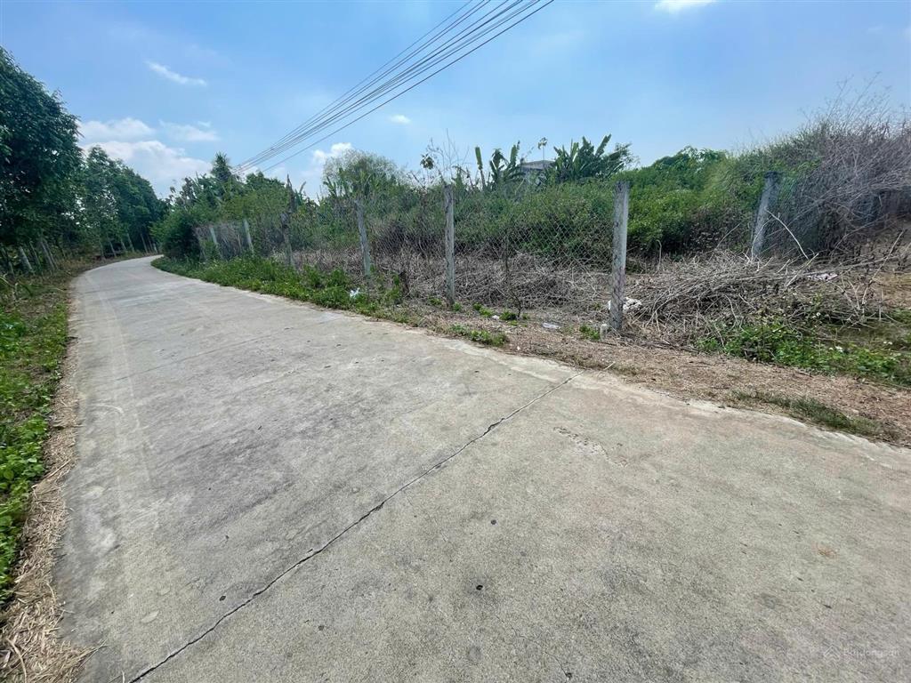 Cần bán lô đất 1100m2 đất có sẵn 100m2 thổ cư,mặt tiền đường bê tong,dân cư ở đông đúc