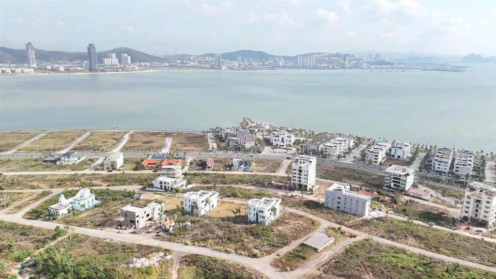 Bán đất biệt thự đồi tuần châu  vị trí cao, thoáng view biển giá chỉ hơn 27tr/m2.  0963 008 ***
