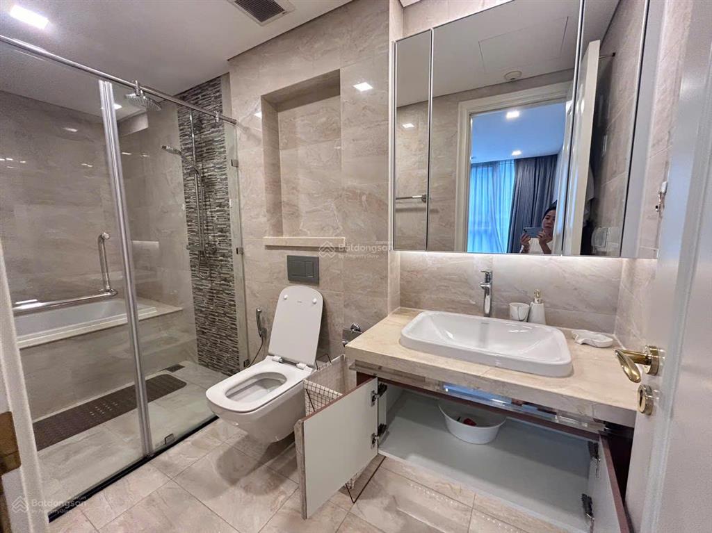 Cho thuê  vinhomes golden river  3 phòng ngủ view sông, phòng khách rất rộng
