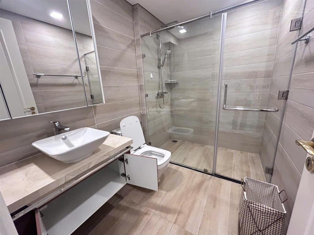Cho thuê  vinhomes golden river  3 phòng ngủ view sông, phòng khách rất rộng