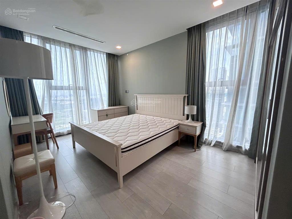 Cho thuê  vinhomes golden river  3 phòng ngủ view sông, phòng khách rất rộng