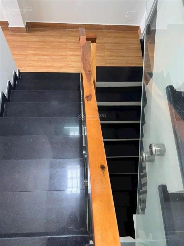 Chủ đi định cư nước ngoài gửi bán gấp nhà hồng bàng, quận 5  dt 47,3m2  shr sang tên ngay