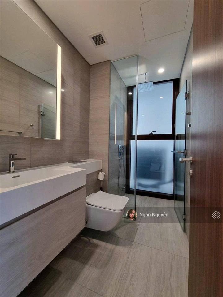 Căn hộ 2 pn, 2wc  69.57 m2, view hồ bơi + sông sg, tầng trung tại the galleria, giá 25 tỷ