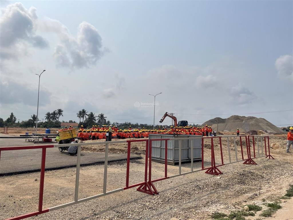 Bán đất đối diện vin hạ long xanh, 471m2, mặt tiền 26,5m, tách 5 mảnh không mất ít đất nào