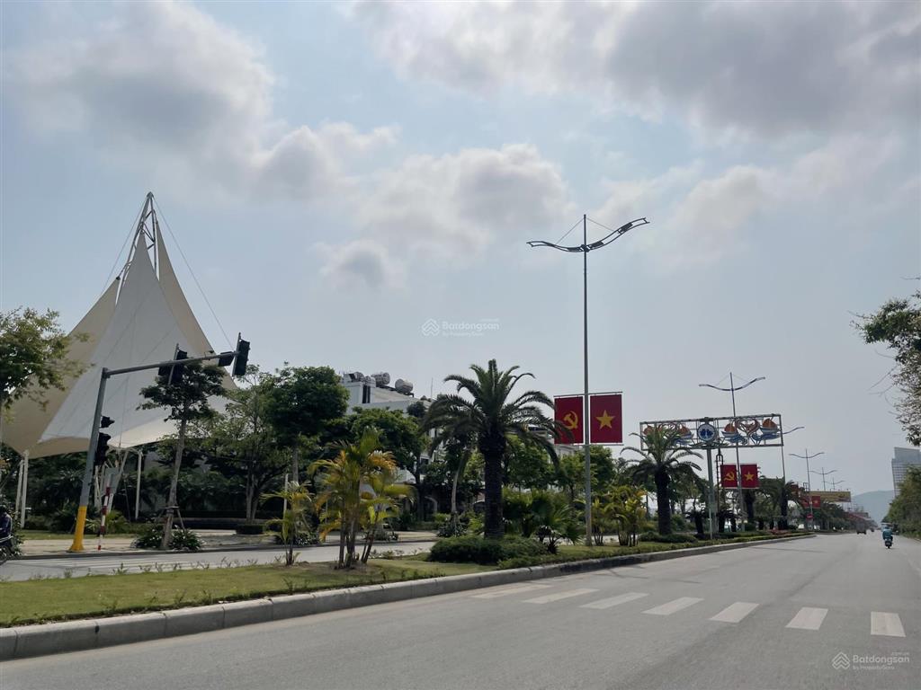 Em cần bán khách sạn trung tâm du lịch bãi cháy, mặt đường hạ long, cách bãi tắm 1km