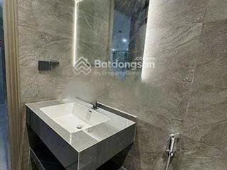 Cho thuê nhà mới xây mặt phố hai bà trưng 80m2x4 tầng, mt 6,5m, thang máy, hầm