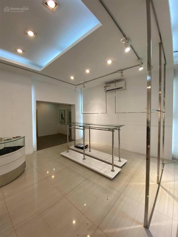 Cho thuê nhà vị trí cực đẹp mặt phố hàng bài 115m2x2 tầng, mt6m, thông sàn, riêng biệt