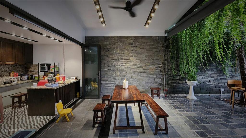 Cho thuê biệt thự sân vườn dt 260m2 nội thất đầy đủ