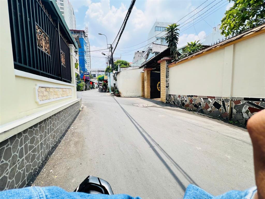 Ngay tại trung tâm  nhà 2 tầng rộng 82m2  đường đặng văn bi  trung tâm hành chính thủ đức