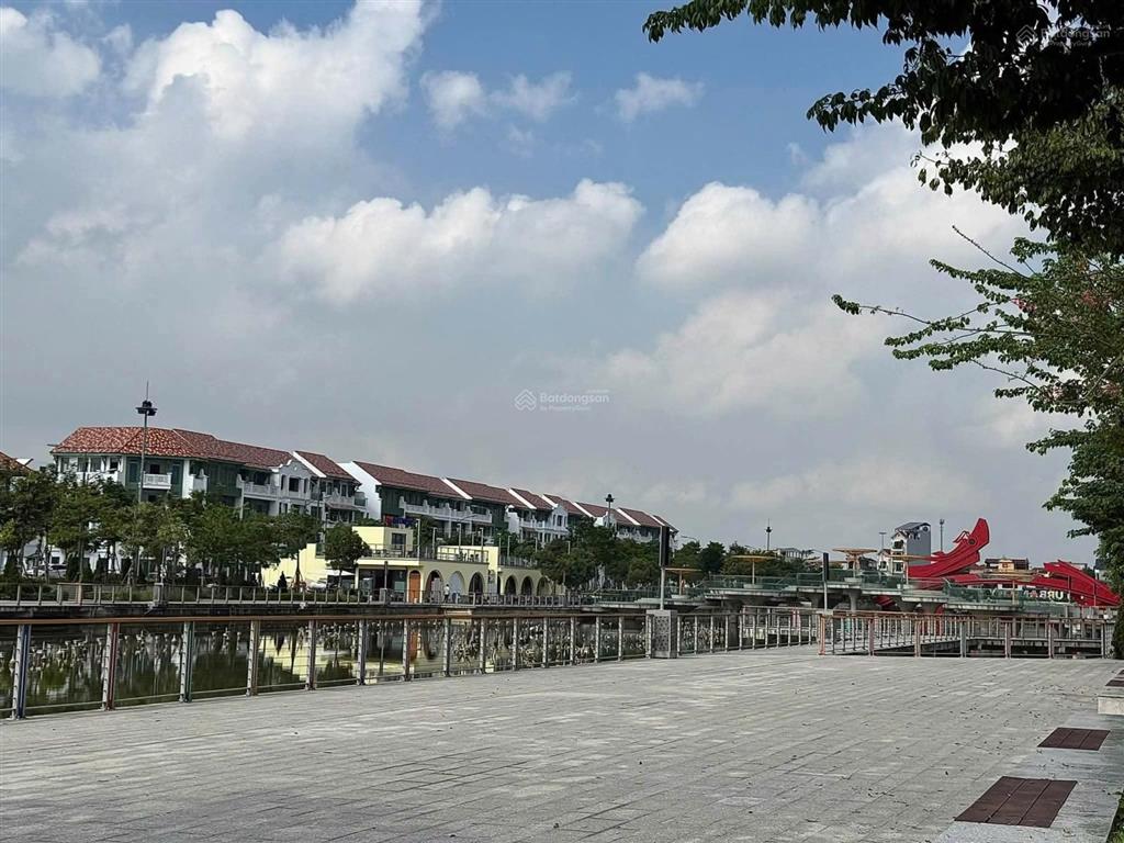 Bán căn góc hoa hậu view đại lộ hoa, pháo hoa và view mặt đường 36m đông nam tầng đẹp hiếm có