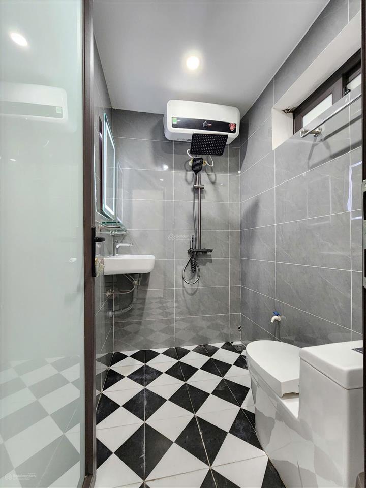 Ô tô đỗ cửa, 2 ngủ nội thất mới cứng, ban công rộng thoáng, tập thể 65m2, 3.68 tỷ
