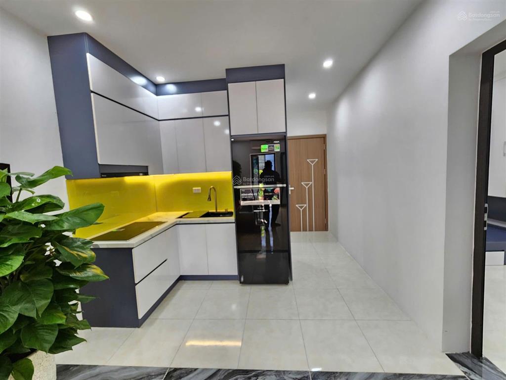 Ô tô đỗ cửa, 2 ngủ nội thất mới cứng, ban công rộng thoáng, tập thể 65m2, 3.68 tỷ
