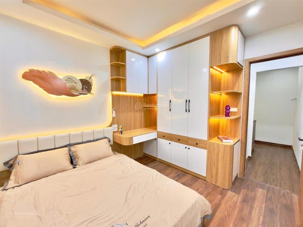 Cơ hội mua nhà hà nội 20m2  5 tầng  chỉ 4.99 tỷ, mặt ngõ ba gác, vài bước ra ô tô đón
