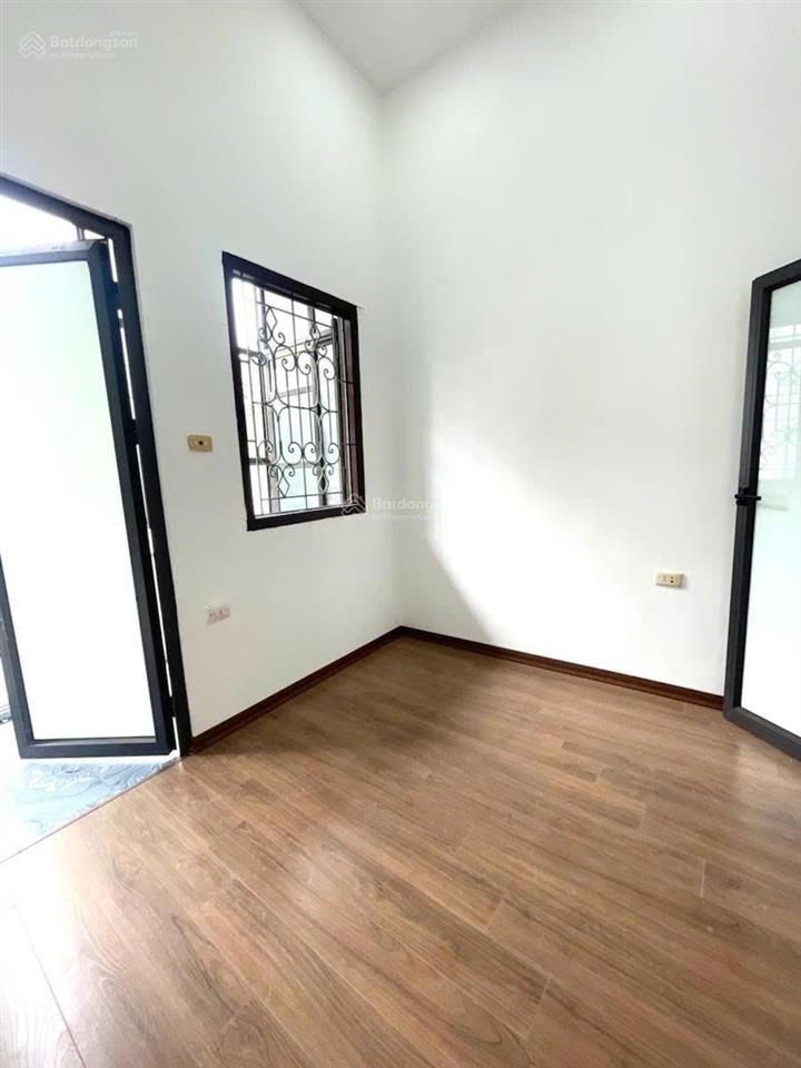 Dành cho kh thông thái 21m2  5 tầng  chỉ có 4,99 tỷ, cách ô tô 20m, phố xã đàn