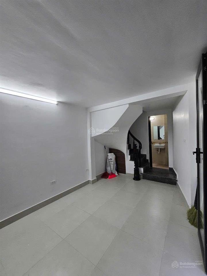 Cơ hội vàng 22m2  5 tầng  giá thiện chí 4.8 tỷ, mặt ngõ ba gác, 22m ô tô đón, phố đội cấn