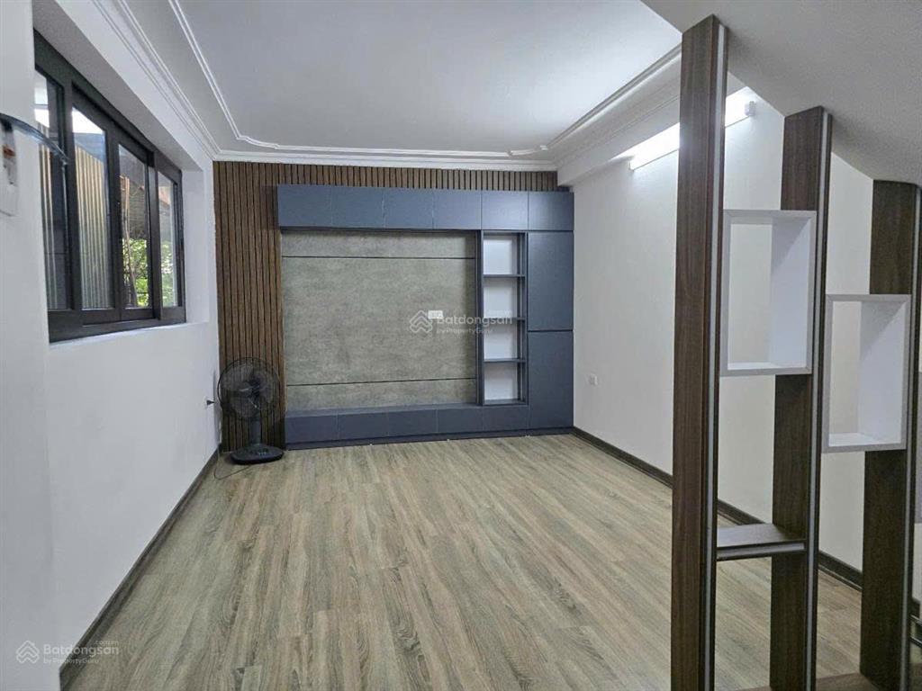 Cơ hội vàng 22m2  5 tầng  giá thiện chí 4.8 tỷ, mặt ngõ ba gác, 22m ô tô đón, phố đội cấn