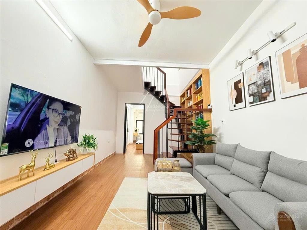 Tập thể duplex mặt phố, 95m2, 3 pn rộng rãi, nhà đẹp, full nội thất, ba bước ra hồ