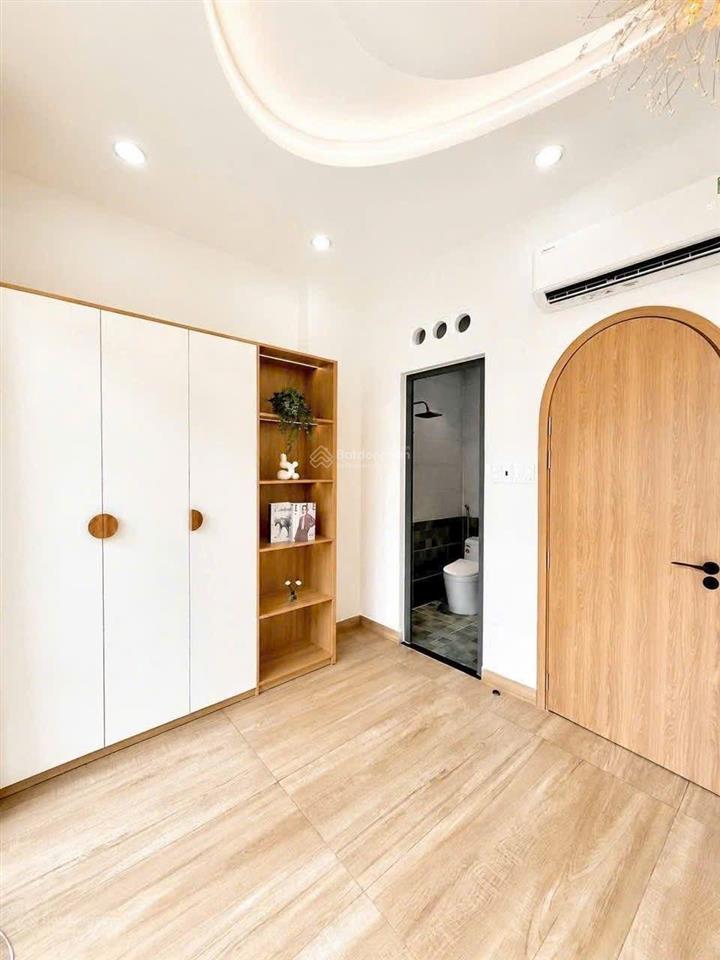 Cô chú về quê bán nhà sư vạn hạnh quận 10 52m2 giá 4 tỷ500 triệu 3 tầng bê tông, 4pn shr