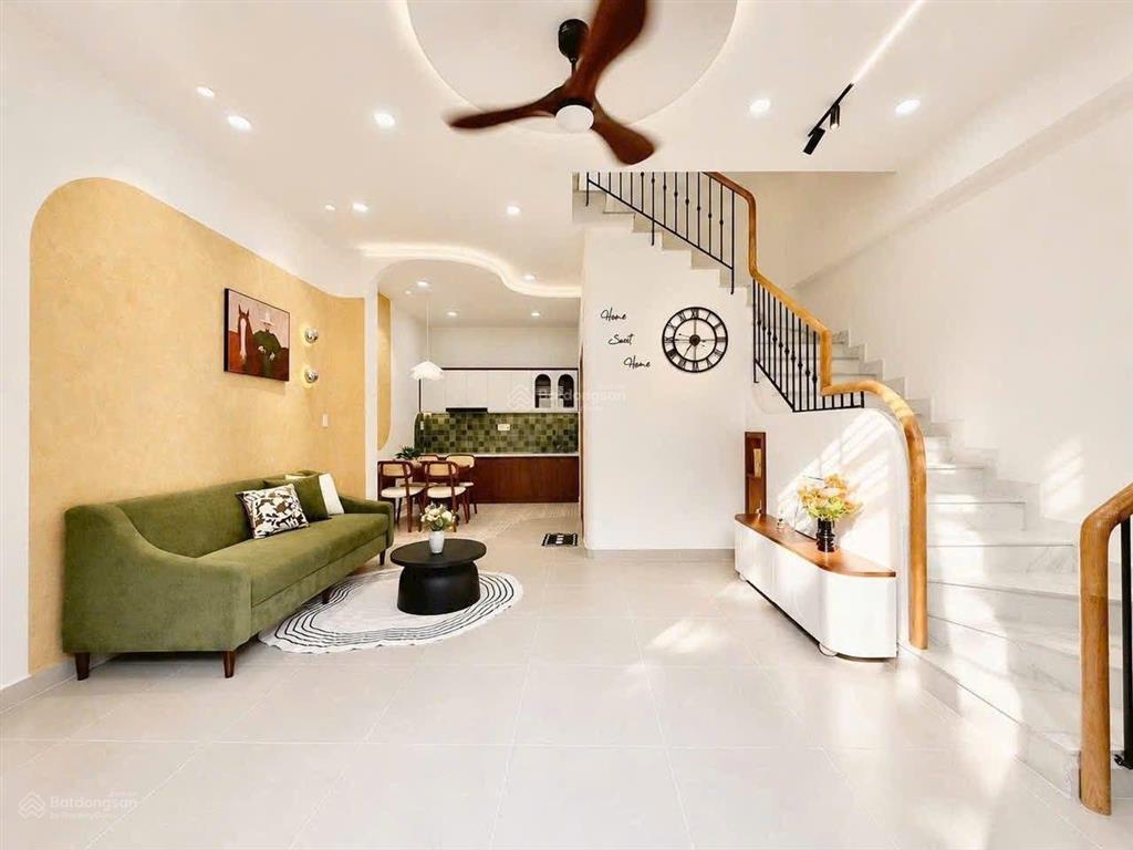Cô chú về quê bán nhà sư vạn hạnh quận 10 52m2 giá 4 tỷ500 triệu 3 tầng bê tông, 4pn shr