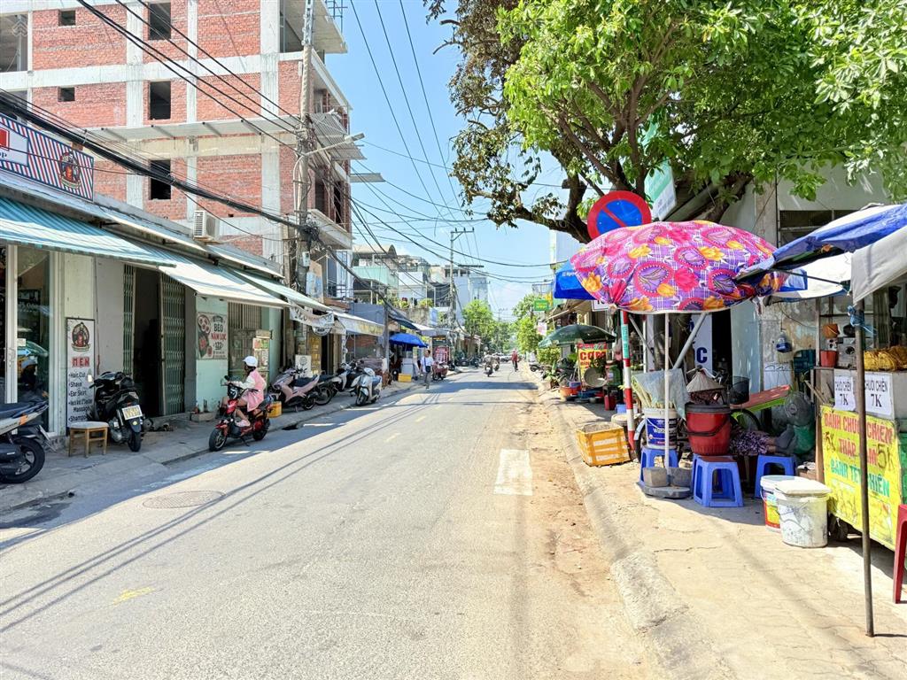 Hạ 4 tỷ! siêu phẩm lô góc 2 mặt phố  lê hữu trác  gần biển  dt 110m2 ngang 5,8m  giá cực tốt