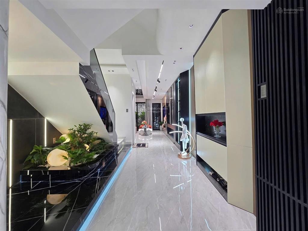 Người quen gửi bán nhà mp hoàng cầu quận đống đa, 220m2, mt10.5m, vỉa hè đá bóng, siêu đẹp, 111 tỷ